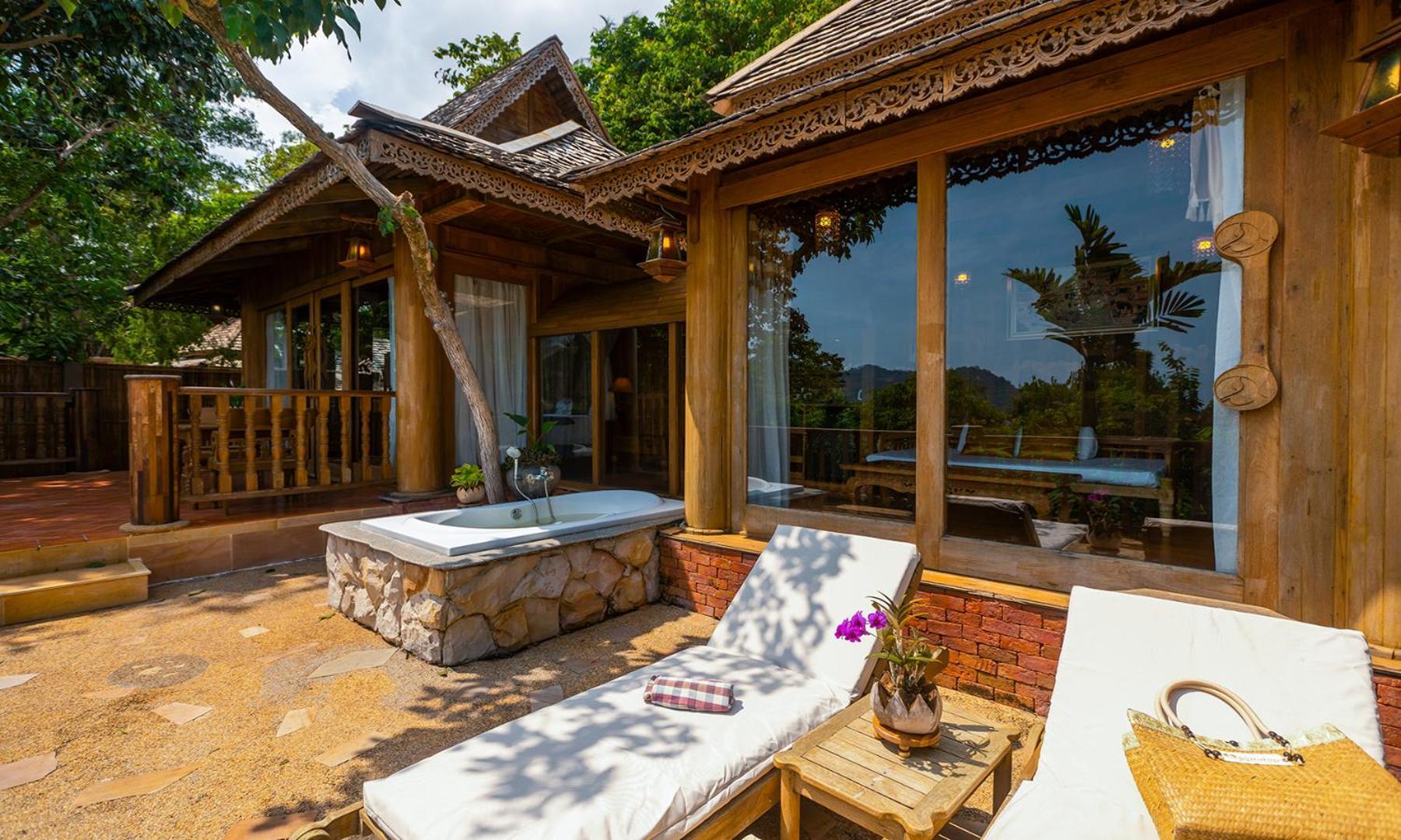 Santhiya Koh Phangan Resort&Spa - SHA Extra Plus Bagian luar foto A villa at the resort