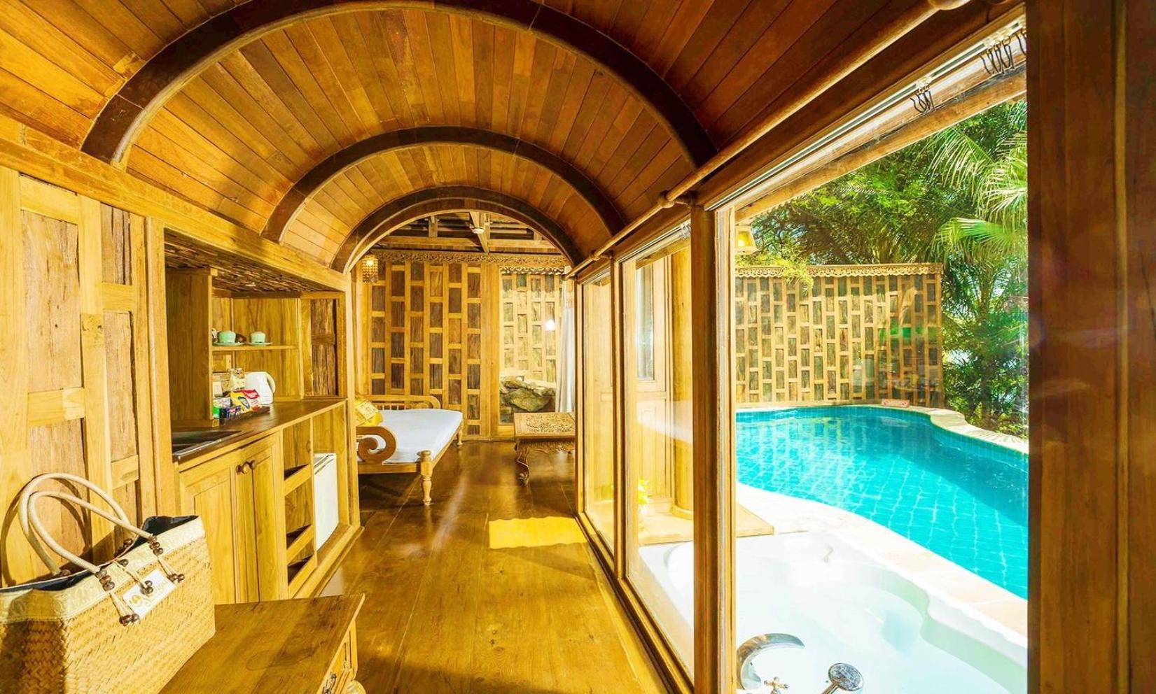 Santhiya Koh Phangan Resort&Spa - SHA Extra Plus Bagian luar foto The interior of a villa at the resort