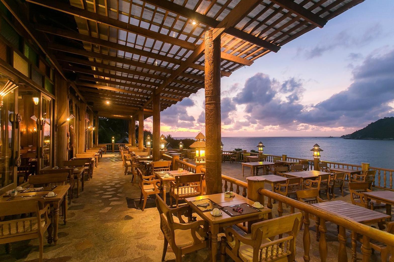 Santhiya Koh Phangan Resort&Spa - SHA Extra Plus Bagian luar foto Sunset at the restaurant