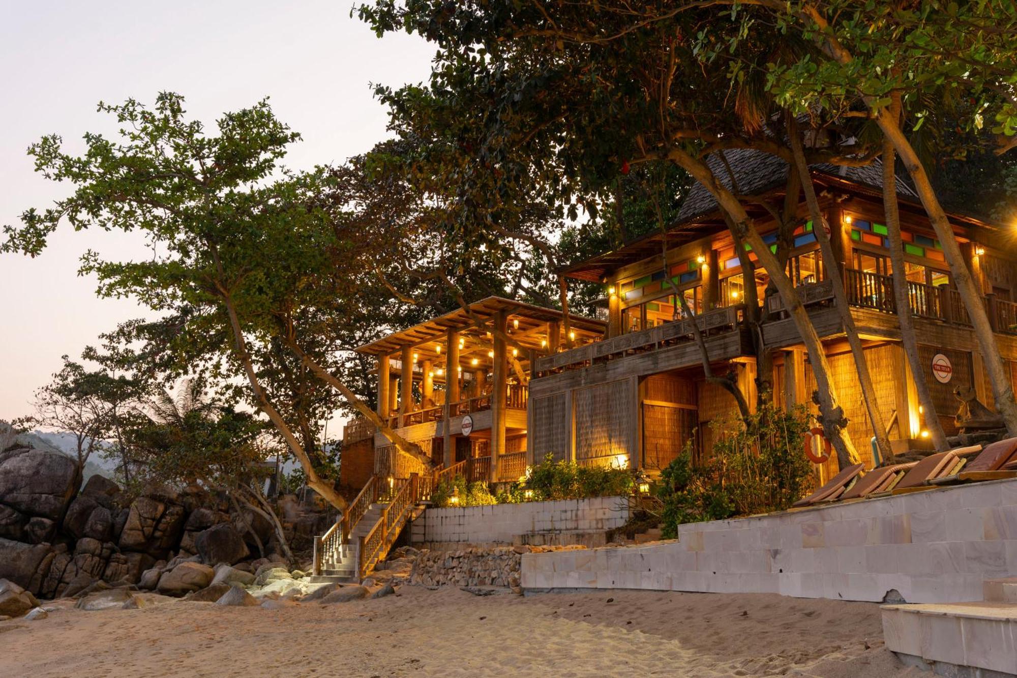 Santhiya Koh Phangan Resort&Spa - SHA Extra Plus Bagian luar foto The resort at sunset